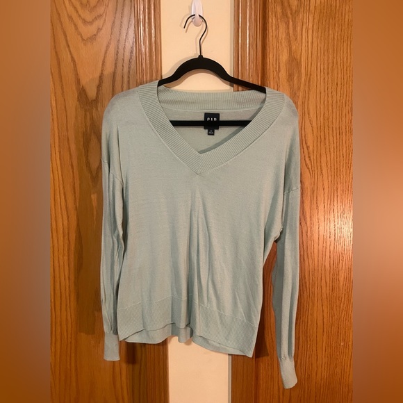 GAP Sweaters - GAP Women’s Lightweight V-Neck Sweater